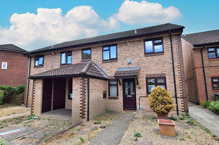 2 Bedroom Flat For Sale In Edward Amey Close, Watford, WD25