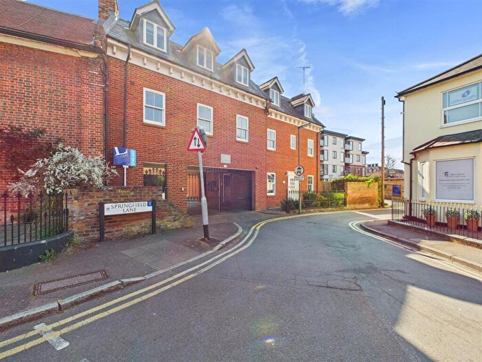 2 Bedroom Flat To Rent In Monument Green, Weybridge, KT13