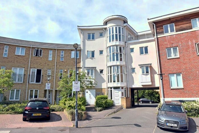 2 Bedroom Flat To Rent In Kingsquarter, Maidenhead, Berkshire, SL6