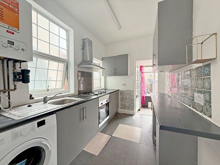 4 Bedroom Semi-Detached House To Rent In Station Road, Hounslow, TW3