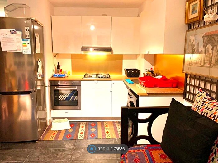 3 Bedroom Flat To Rent In Baly House, London, SW2