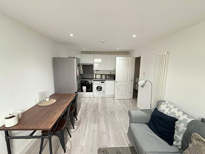 2 Bedroom Flat To Rent In Balham High Road, London, SW12