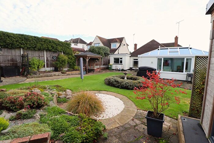 3 Bedroom Detached Bungalow For Sale In Warren Close, Rayleigh, SS6