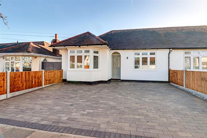 3 Bedroom Semi Detached Bungalow For Sale In Oakwood Avenue, Leigh-On-Sea, SS9