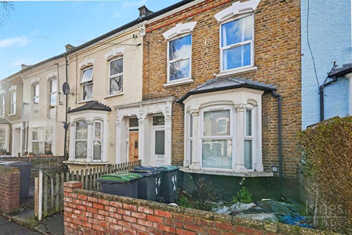 2 Bedroom Flat For Sale In Beaconsfield Road, London, N15