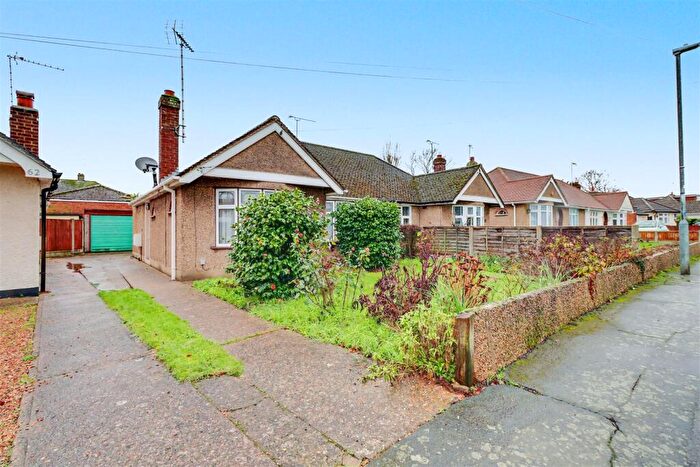 2 Bedroom Semi-Detached Bungalow For Sale In Lucerne Walk, Wickford, SS11