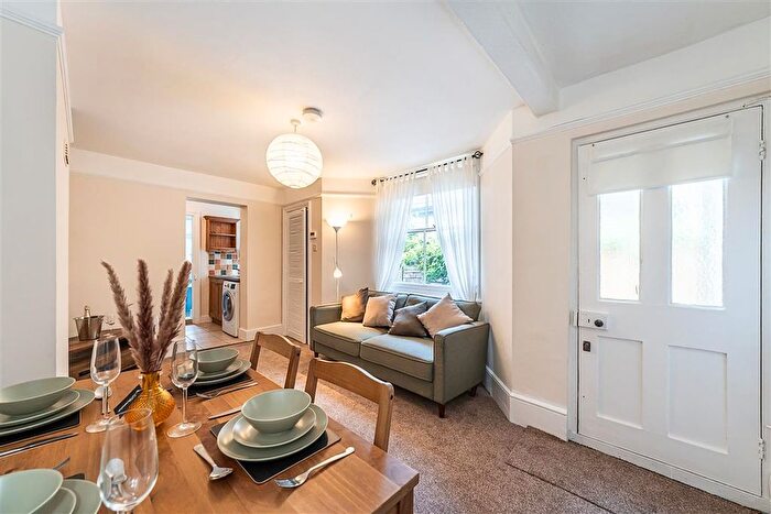2 Bedroom Flat To Rent In Brightwell Crescent, London, SW17