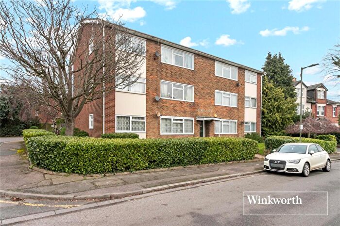 2 Bedroom Apartment For Sale In Temple Close, Finchley, London, N3