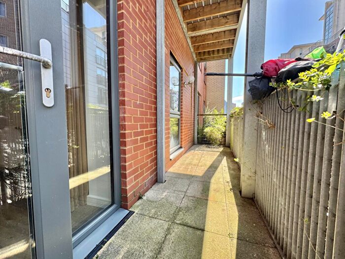 1 Bedroom Flat To Rent In Pennant House, Cross Street, PO1