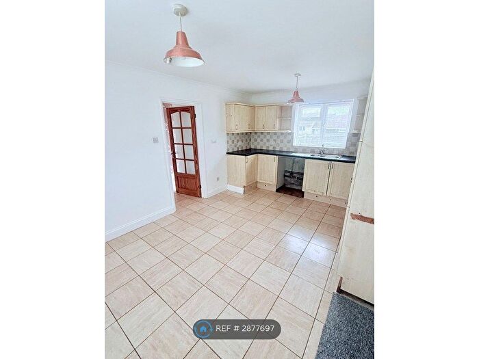 3 Bedroom End Of Terrace House To Rent In Shackleton Close, Chatham, ME5