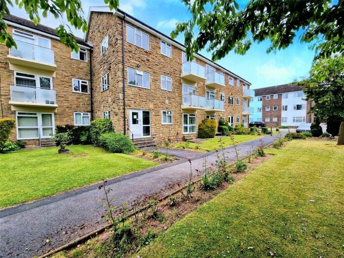 2 Bedroom Flat To Rent In Woodlea Court, Leeds, West Yorkshire, LS17