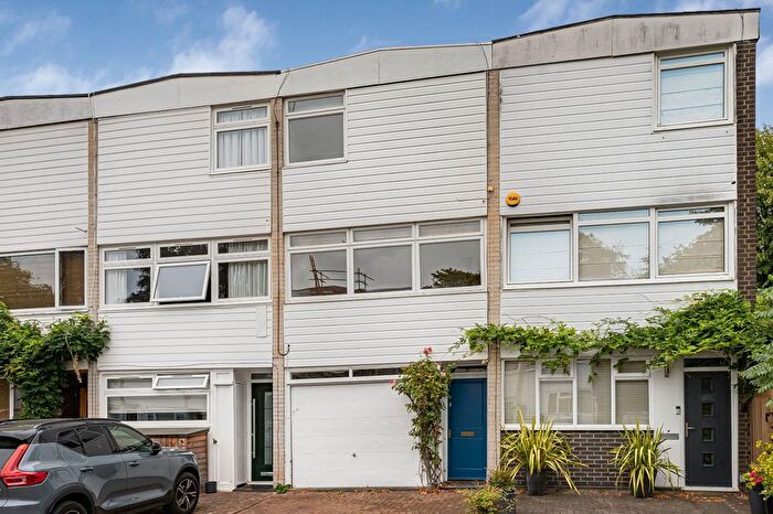 3 Bedroom Terraced House For Sale In Paxton Close, Kew, Richmond, TW9