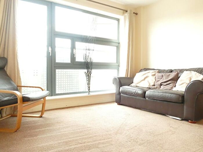 1 Bedroom Flat To Rent In Whitehall Place, Leeds, West Yorkshire, LS12