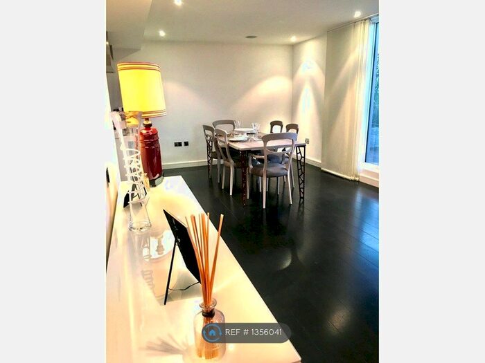 3 Bedroom Flat To Rent In Caro Point, London, SW1W