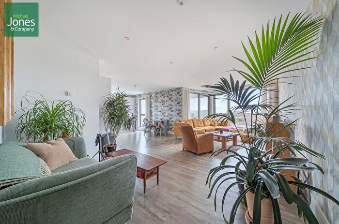 2 Bedroom Flat To Rent In South Street, Lancing, West Sussex, BN15