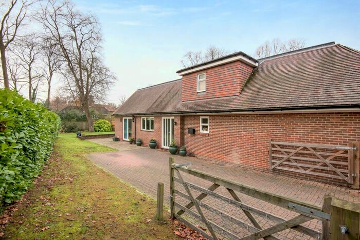 2 Bedroom Flat To Rent In Macnaghten Woods, Camberley, GU15