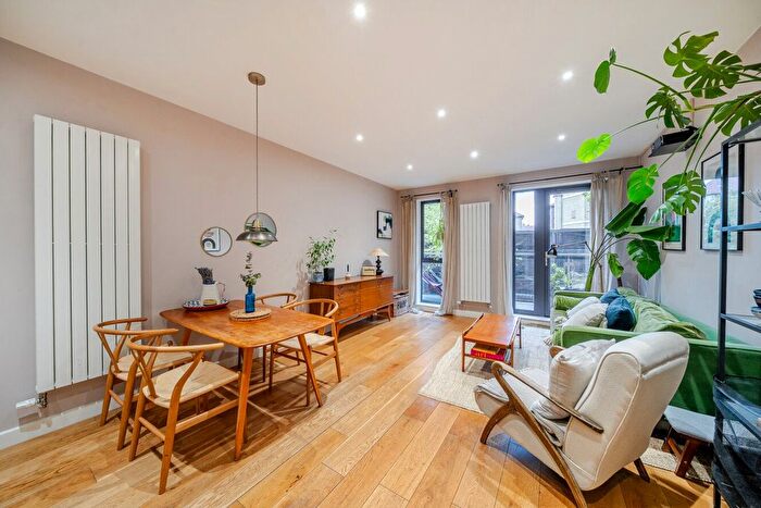 2 Bedroom Flat For Sale In Waleorde Road, Walworth, London, SE17