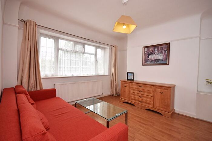 2 Bedroom Flat To Rent In New Park Road, London, SW2
