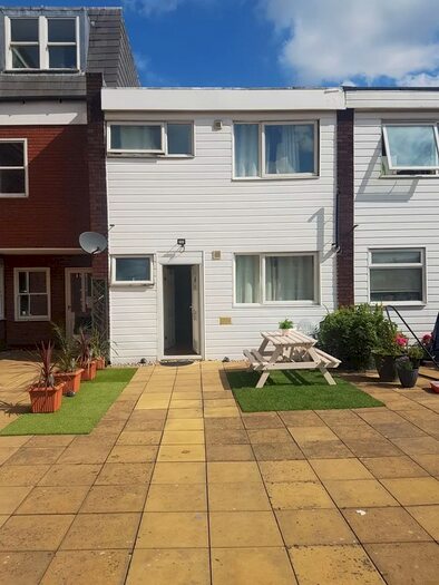 6 Bedroom Semi-Detached House To Rent In Stanthorpe Road, London, SW16