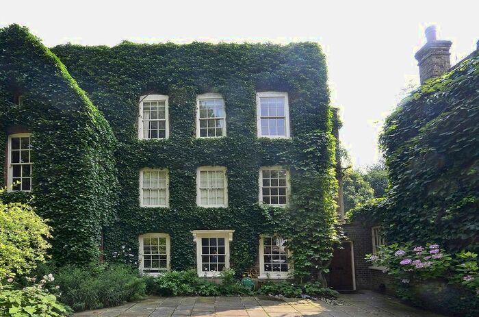 2 Bedroom Property To Rent In Frognal, Hampstead, London, NW3