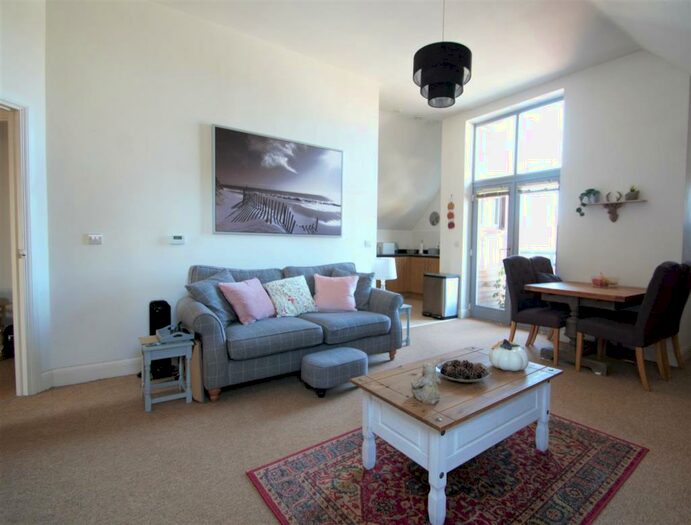 2 Bedroom Flat To Rent In Elmor Lodge, Charles Street, Petersfield., GU32