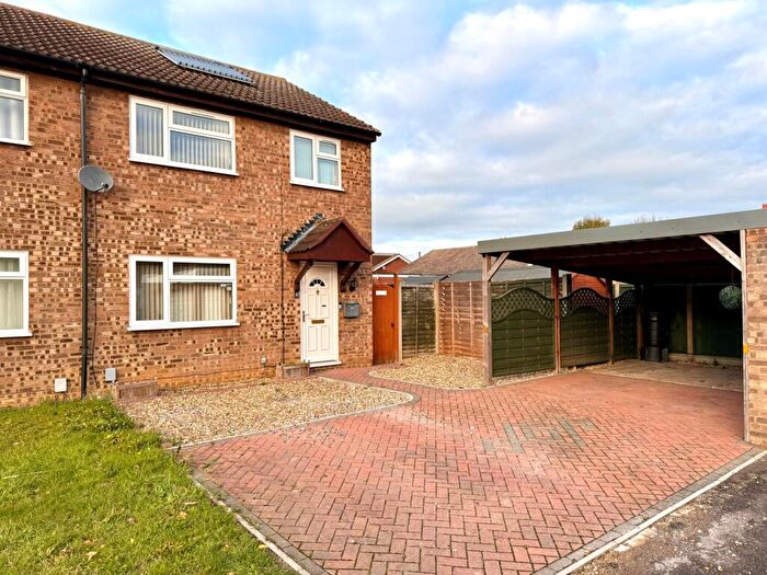 3 Bedroom Semi-Detached House For Sale In Ullswater Close, Biggleswade, SG18