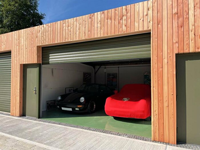 Garage / Parking To Rent In , Gloucestershire, GL54