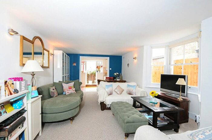 2 Bedroom Flat To Rent In Parolles Road, N19