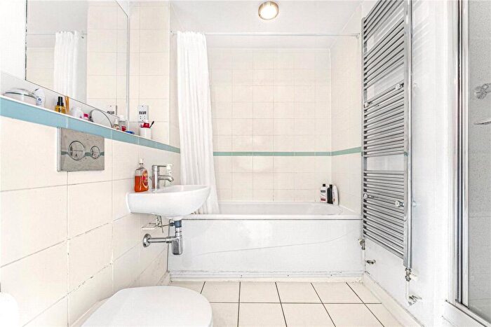 1 Bedroom Apartment For Sale In Gateway Court, Parham Drive, Ilford, IG2