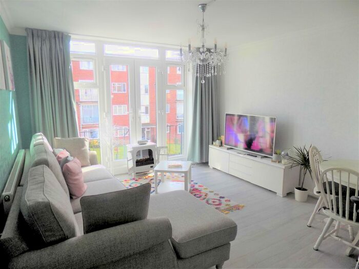 2 Bedroom Flat To Rent In The Larches, Luton, Bedfordshire, LU2