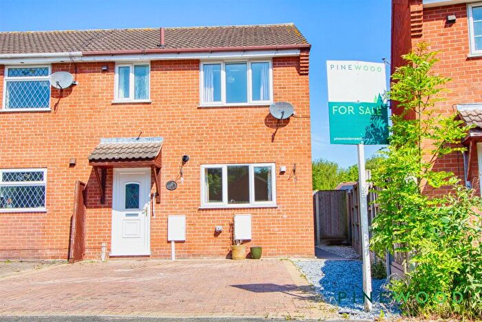 3 Bedroom End Of Terrace House For Sale In Broadoaks Close, Chesterfield, Derbyshire, S41
