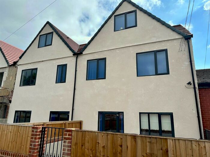 2 Bedroom Flat To Rent In Stainbeck Road, Leeds, West Yorkshire, LS7