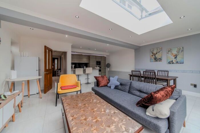 4 Bedroom End Of Terrace House To Rent In Barnes Avenue London, SW13