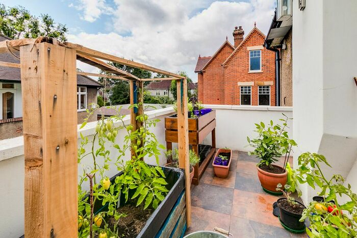 3 Bedroom Flat To Rent In Glendale Drive, London, SW19