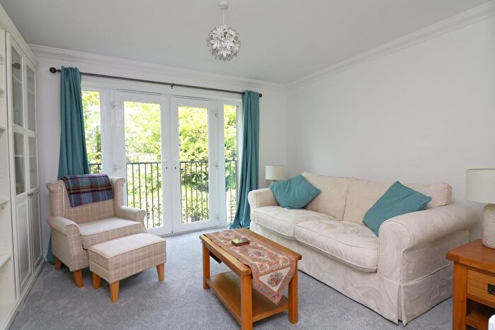2 Bedroom Flat For Sale In Willowbank, Sandwich, Kent, CT13