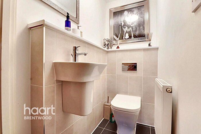 1 Bedroom Flat For Sale In Kensington Way, Brentwood, CM14