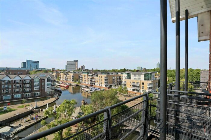 3 Bedroom Flat For Sale In High Street, Brentford, TW8