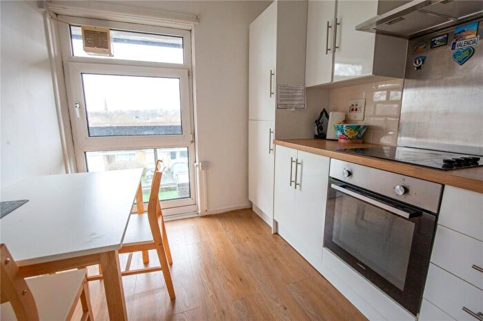 2 Bedroom Apartment For Sale In Trendlewood Park, Bristol, BS16