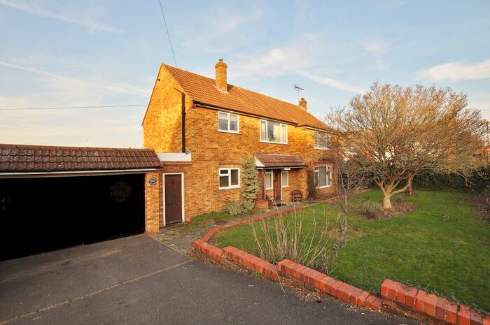 5 Bedroom Detached House To Rent In Bryanstone Avenue, Guildford GU2