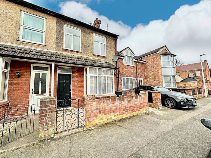3 Bedroom Semi-Detached House To Rent In Thornton Street Bedford, MK42