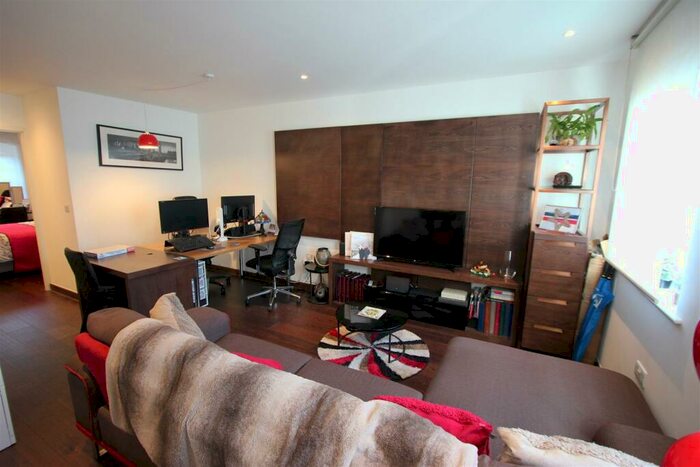 2 Bedroom Apartment To Rent In Queen Victoria Terrace, Sovereign Court, Wapping, E1W