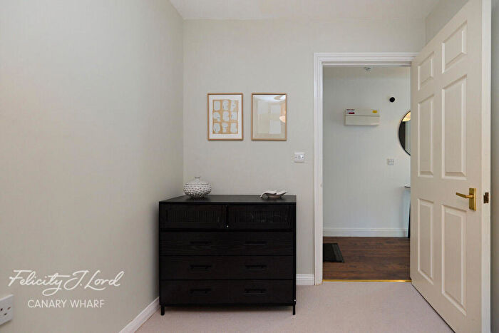 2 Bedroom Apartment For Sale In Mellish Street, London, E14
