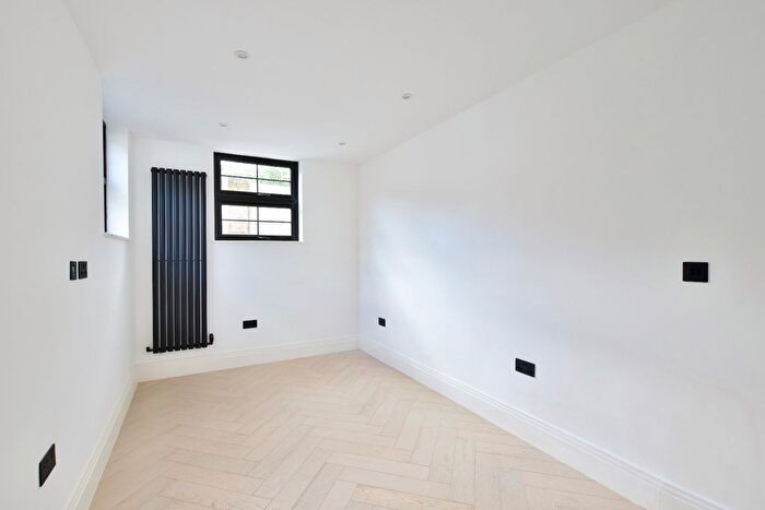 2 Bedroom Flat For Sale In Flat, The Oaks, Sparrows Herne, Bushey, Hertfordshire, WD23