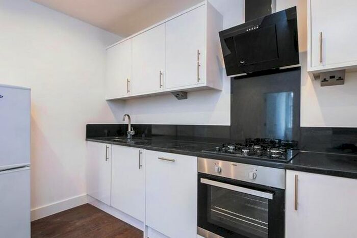 3 Bedroom Flat To Rent In Clapham Road, London, SW9