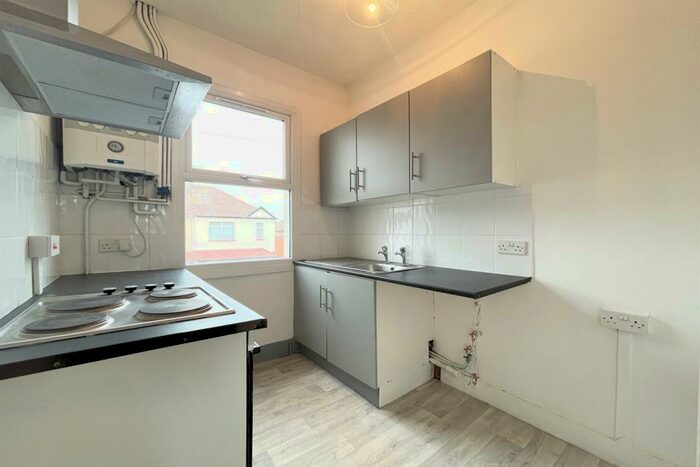 1 Bedroom Flat To Rent In Central Avenue, Essex, SS2