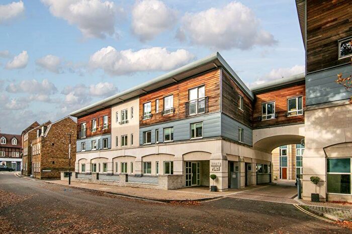 1 Bedroom Flat For Sale In Marina Place, Hampton Wick, KT1