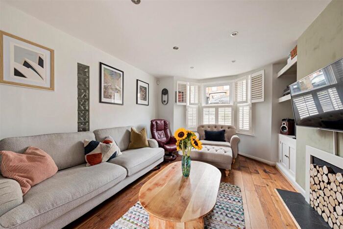 2 Bedroom Flat For Sale In Stanley Road, South Woodford, E18