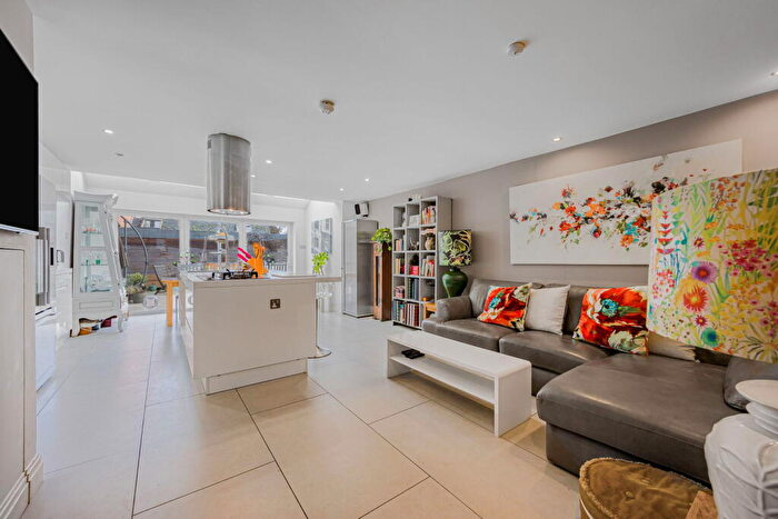 4 Bedroom Terraced House For Sale In Parsonage Gardens, Marlow, SL7