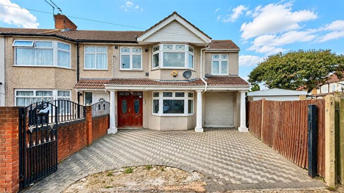 4 Bedroom End Of Terrace House For Sale In Manor Avenue, Hounslow, TW4