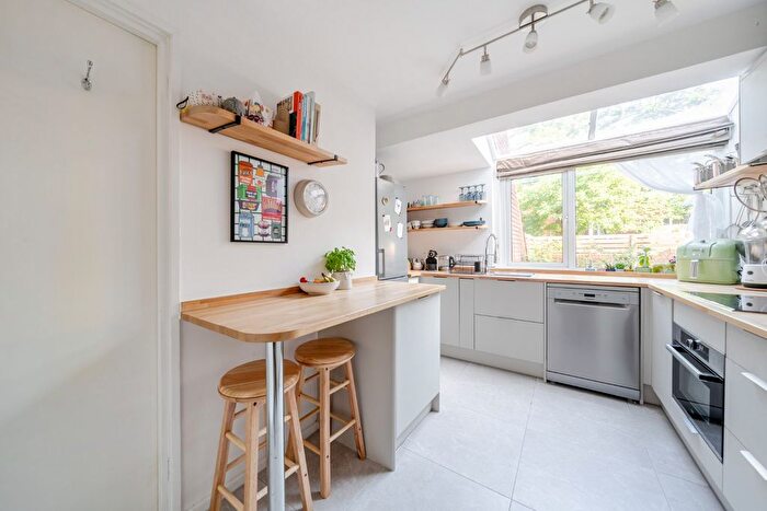 2 Bedroom Flat For Sale In Britannia Close, Clapham, London, SW4